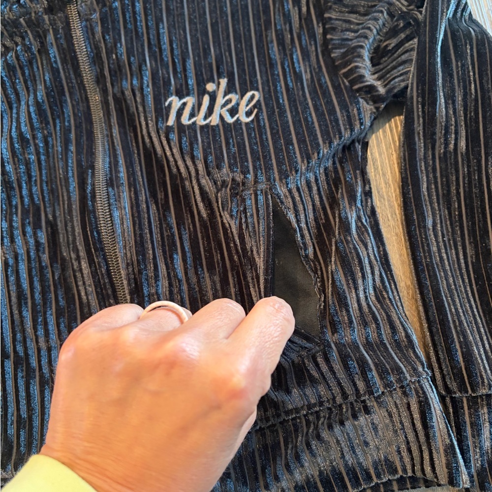 Nike Girls Ribbed Zip-Up Jacket in Black - Size 4 - Picture 3 of 9